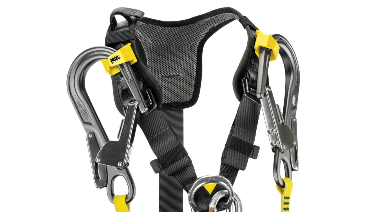 The MGO connectors of fall arrest lanyards can be stowed on each shoulder strap. The user is thus unhindered by the lanyard, and the connectors stay within reach. In case of a fall, the system releases the MGOs and allows the absorber to be deployed.