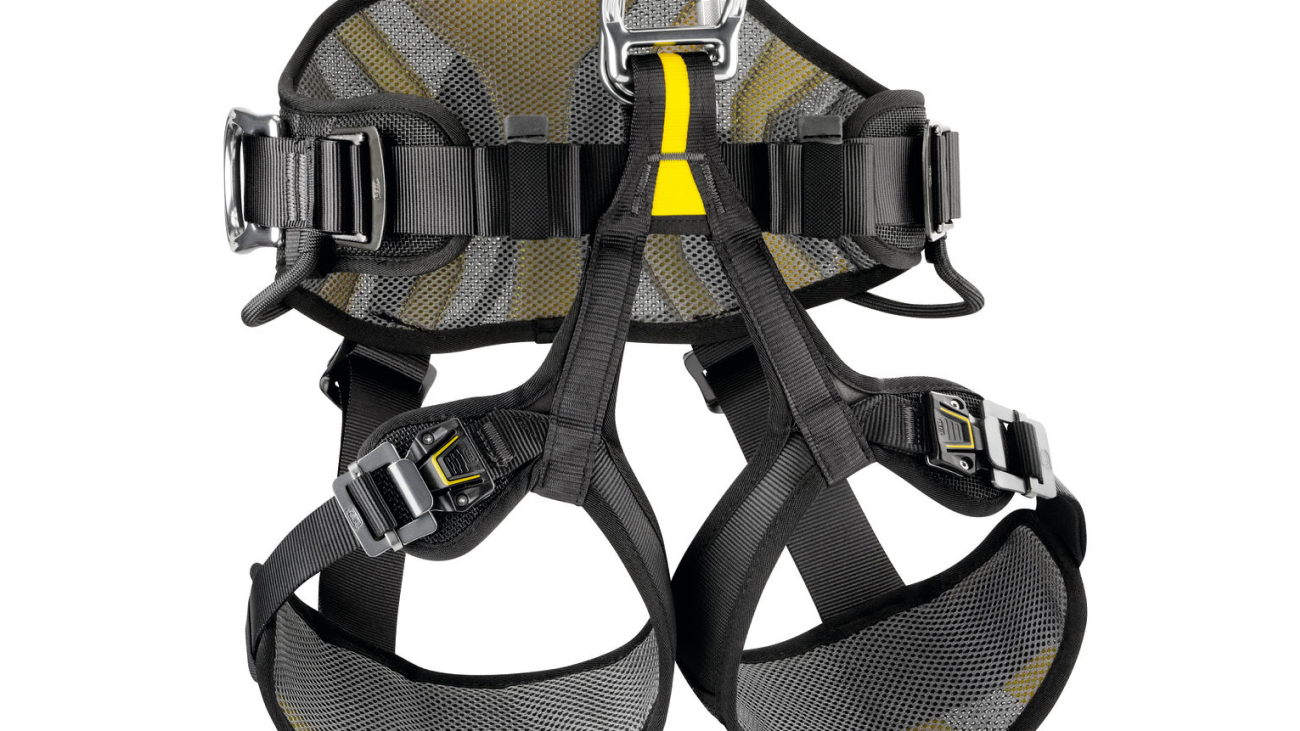 The Petzl AVAO BOD FAST features wide, semi-rigid waist belt and leg loops that provide excellent support. Its lightweight, breathable construction maximises airflow.