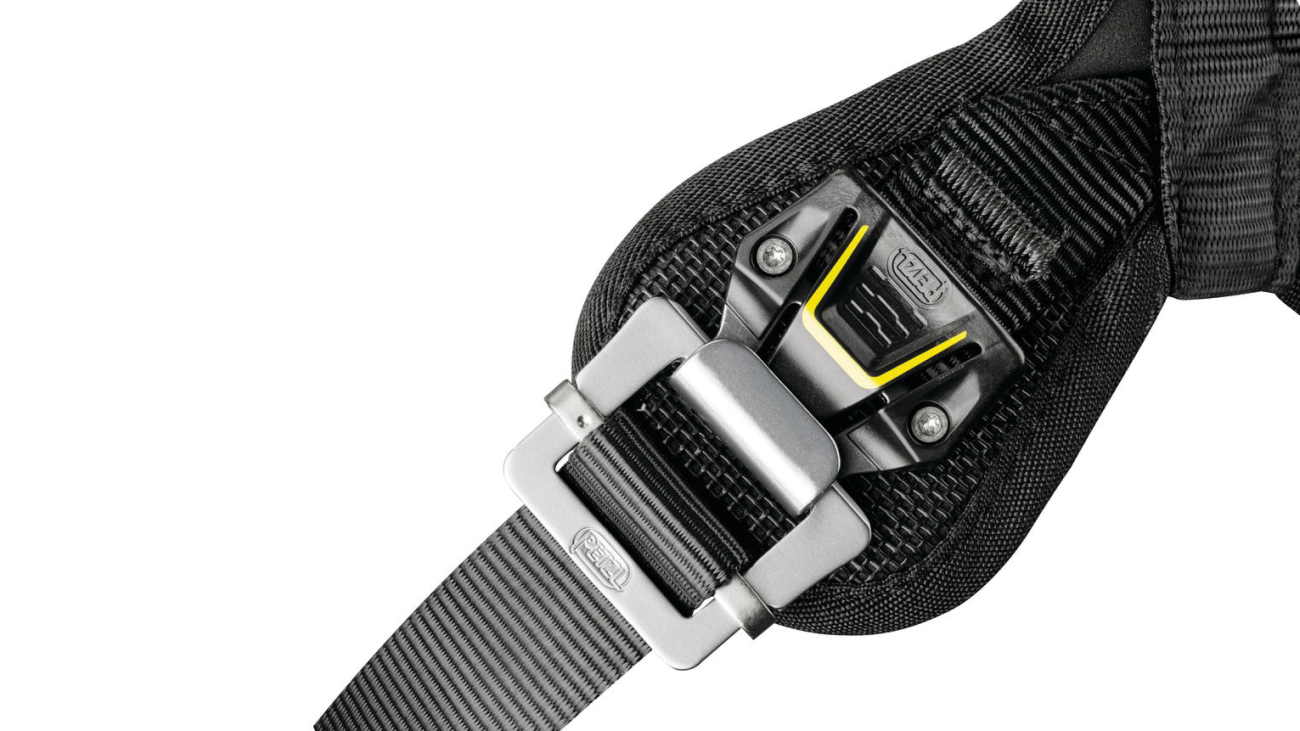 The Petzl AVAO BOD FAST features FAST LT automatic buckles on the leg loops for quick and easy opening and fastening without the need to readjust them, even when wearing gloves.