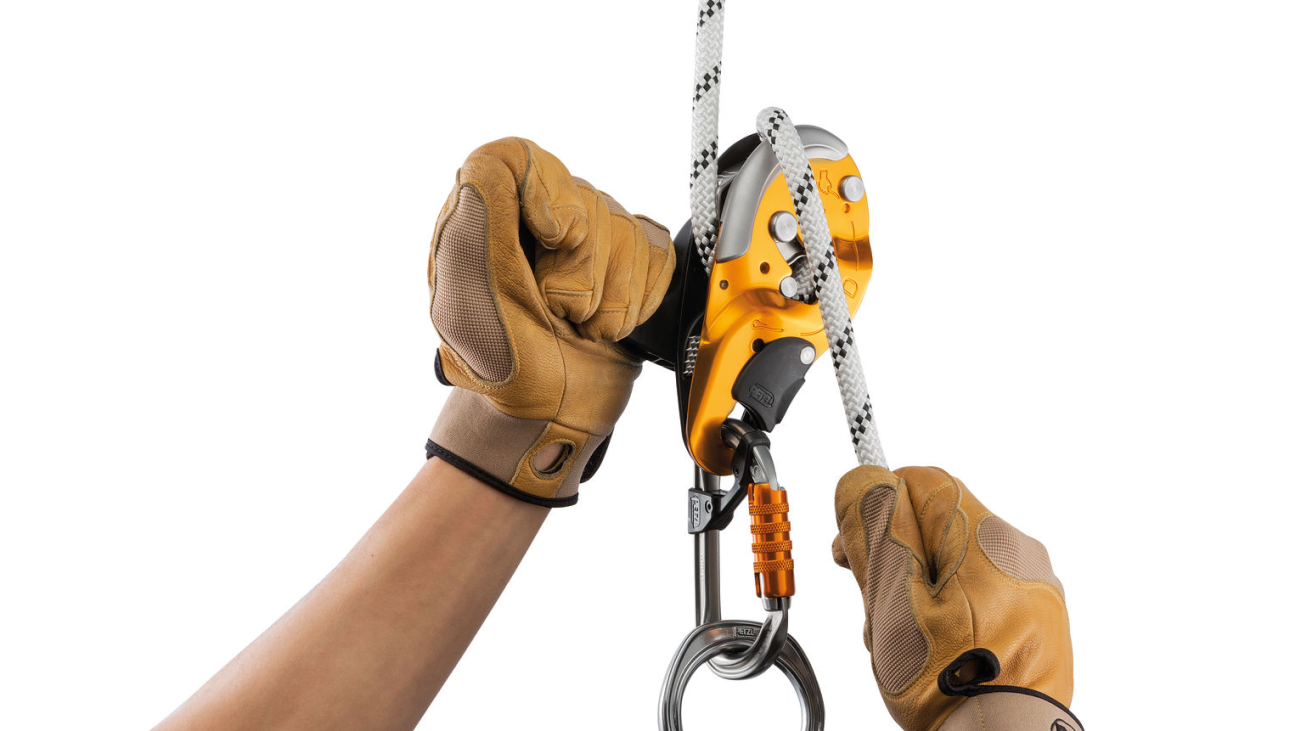 The ergonomic handle allows unlocking of the rope and comfortable descent control.