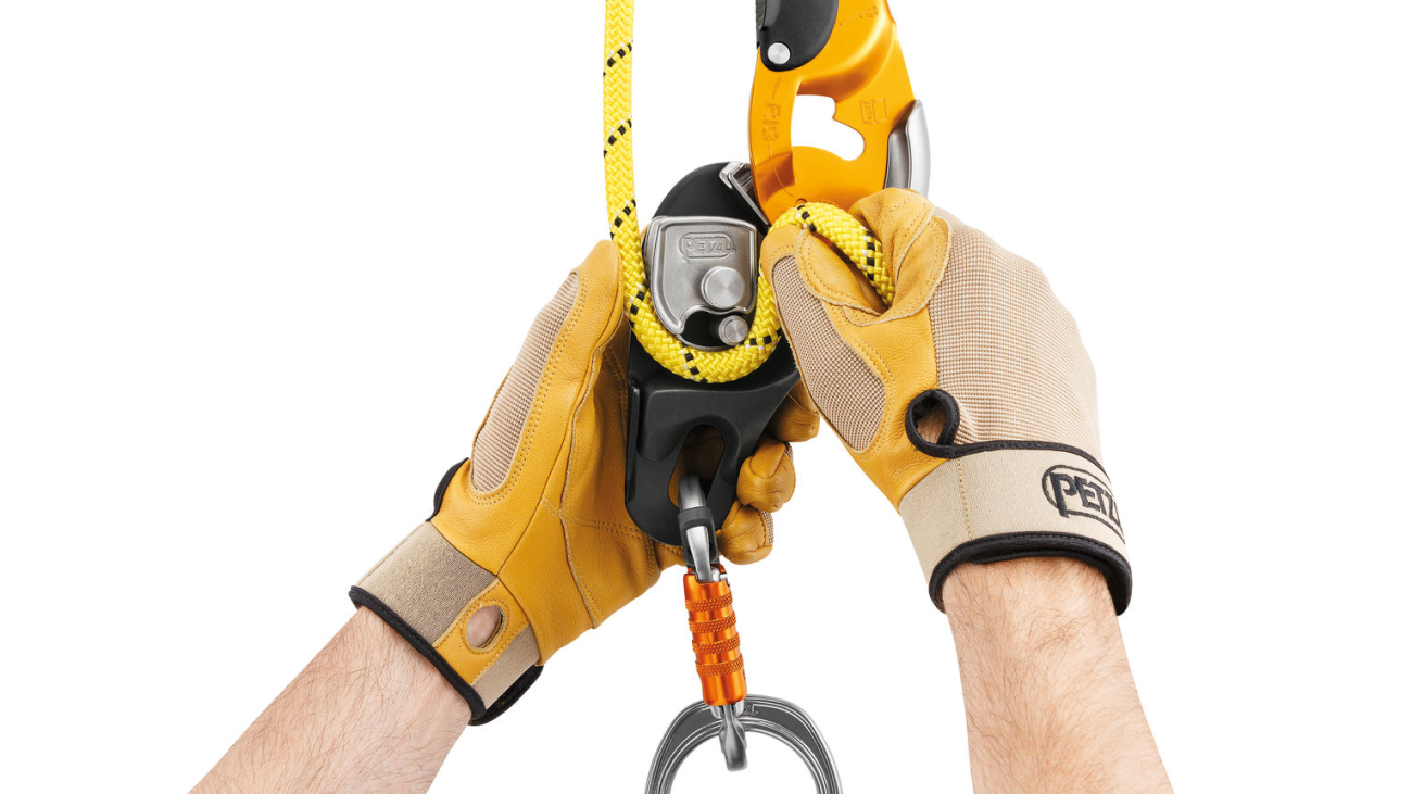 Petzl RIG has a safety gate on the moving side plate allowing the rope to be installed easily while the device remains connected to the harness, facilitating the passage of intermediate anchors.